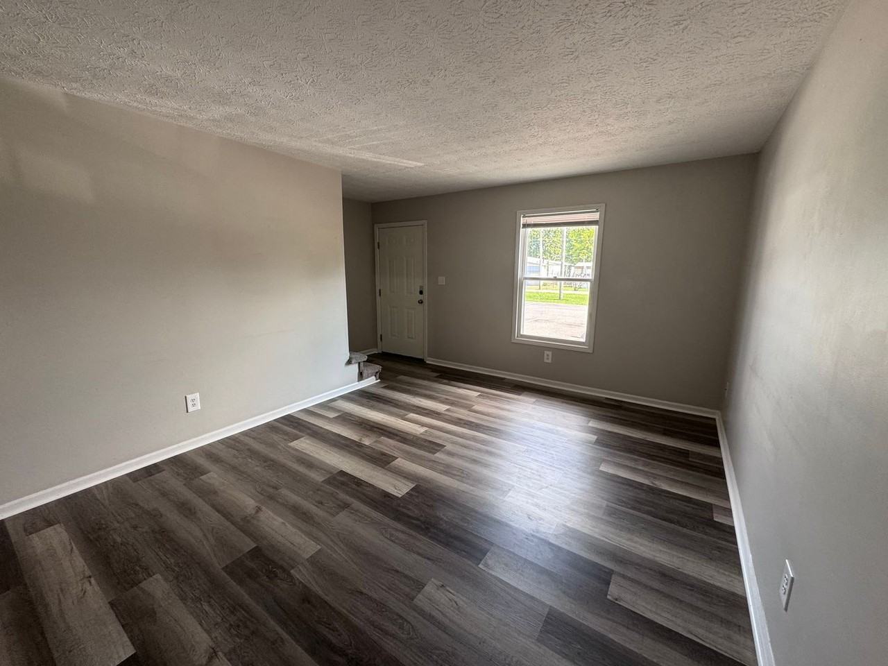 105 Grogan Circle - Photo 4 of 32