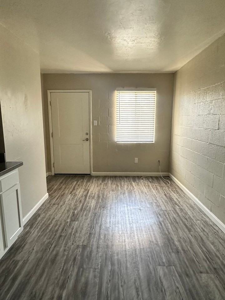 714 E 10th St #5 - Photo 2 of 12