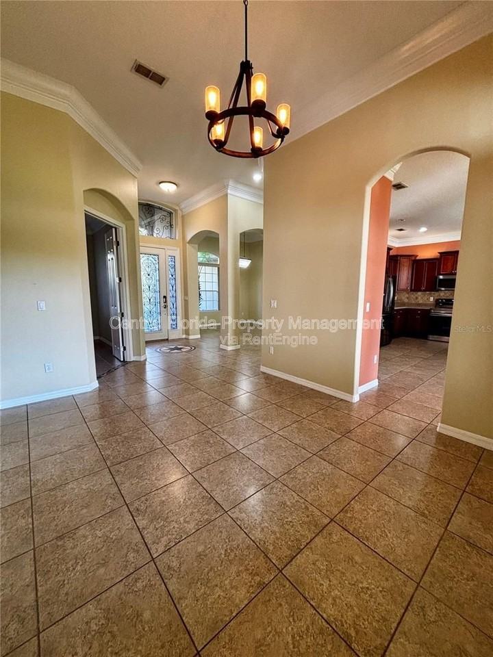 16127 Bristol Lake Cir - Photo 4 of 42