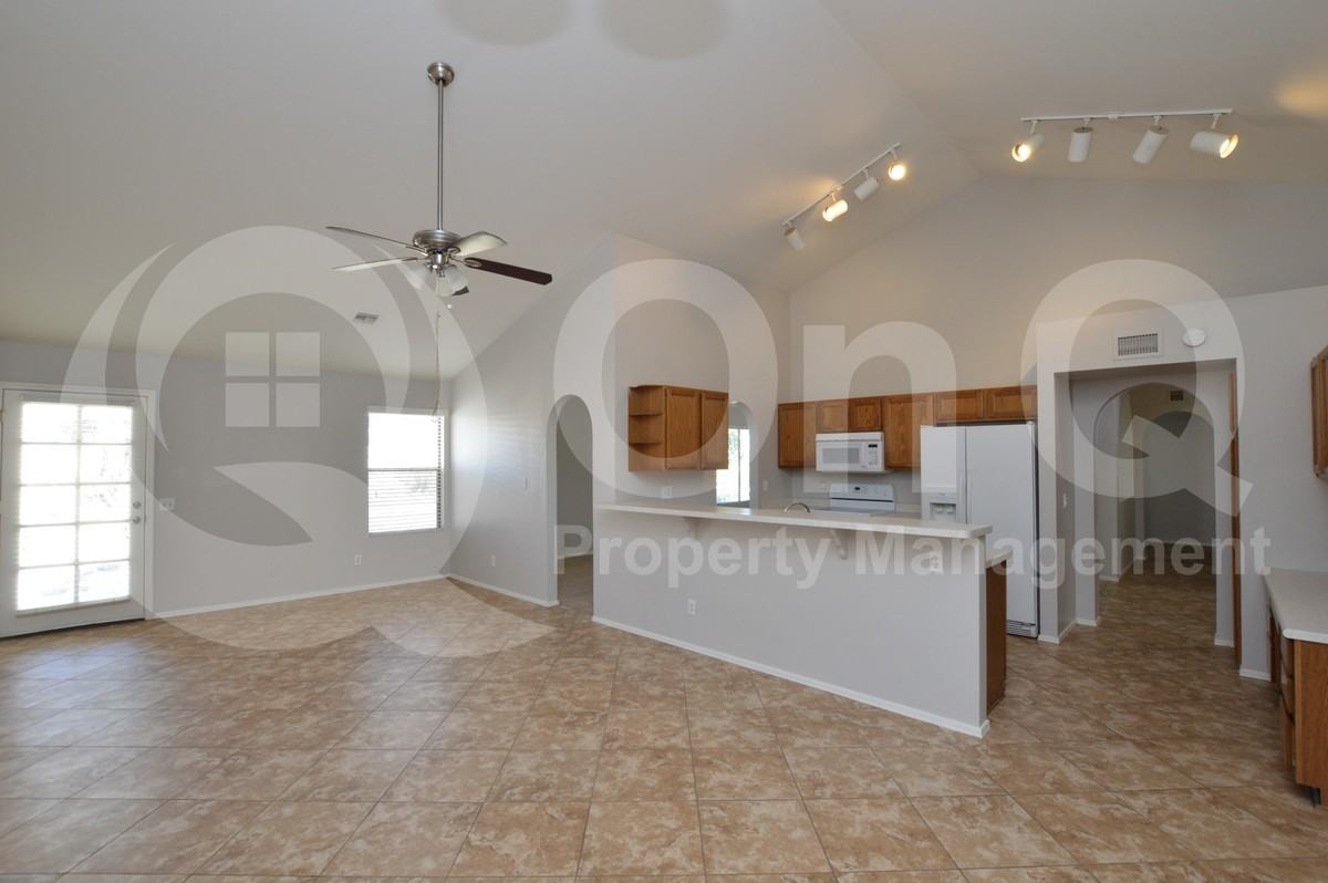 2808 E Nora St - Photo 3 of 27