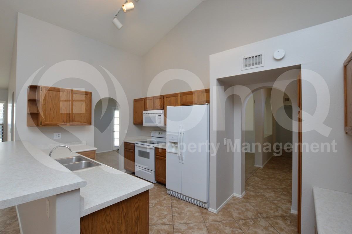 2808 E Nora St - Photo 4 of 27