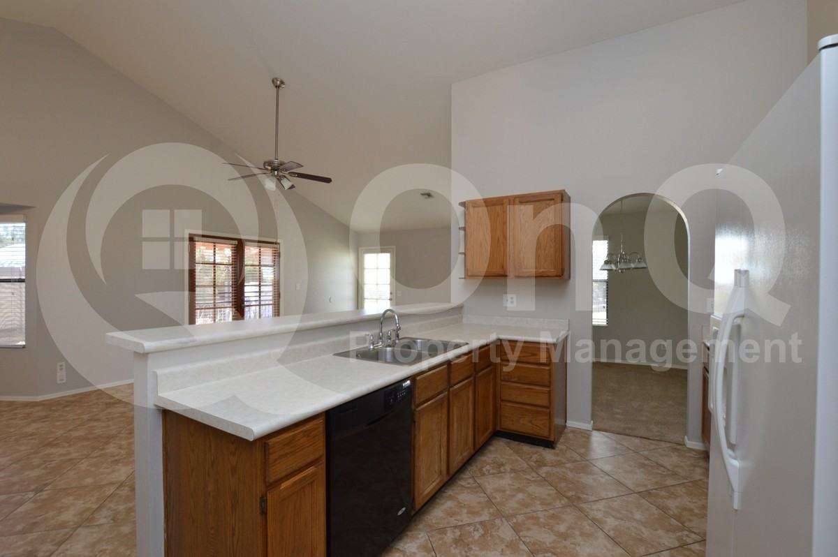 2808 E Nora St - Photo 5 of 27