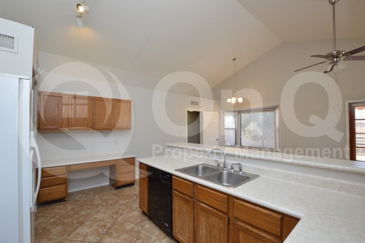 2808 E Nora St - Photo 6 of 27