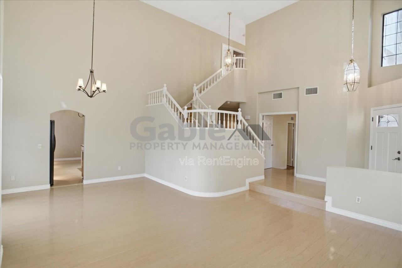 25344 Irving Ln - Photo 4 of 26