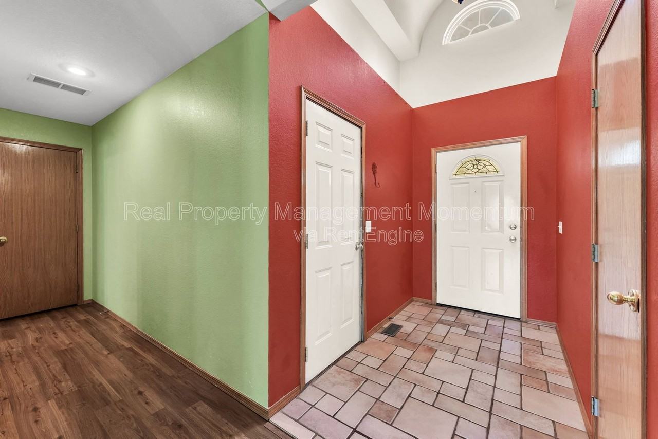1111 W Poplar - Photo 5 of 34