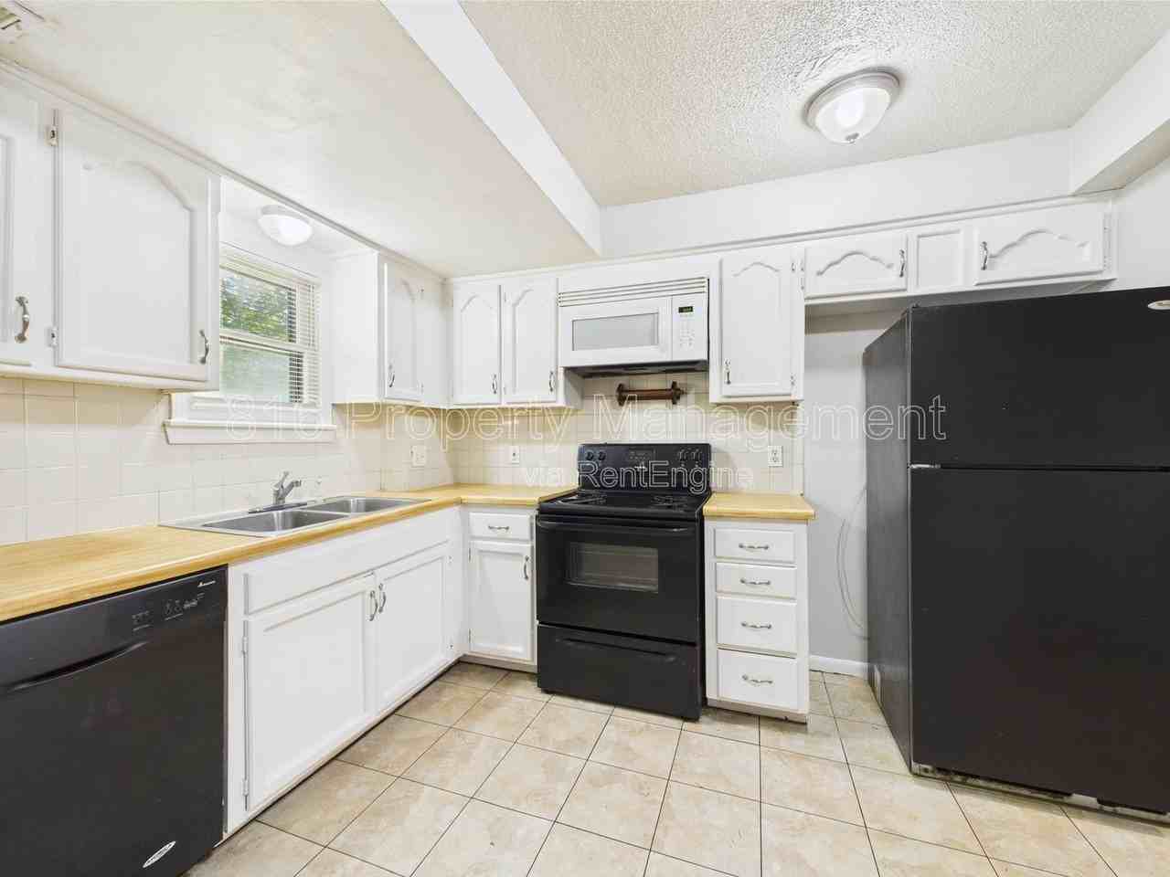 1229 W Hayward Ave #C - Photo 5 of 17