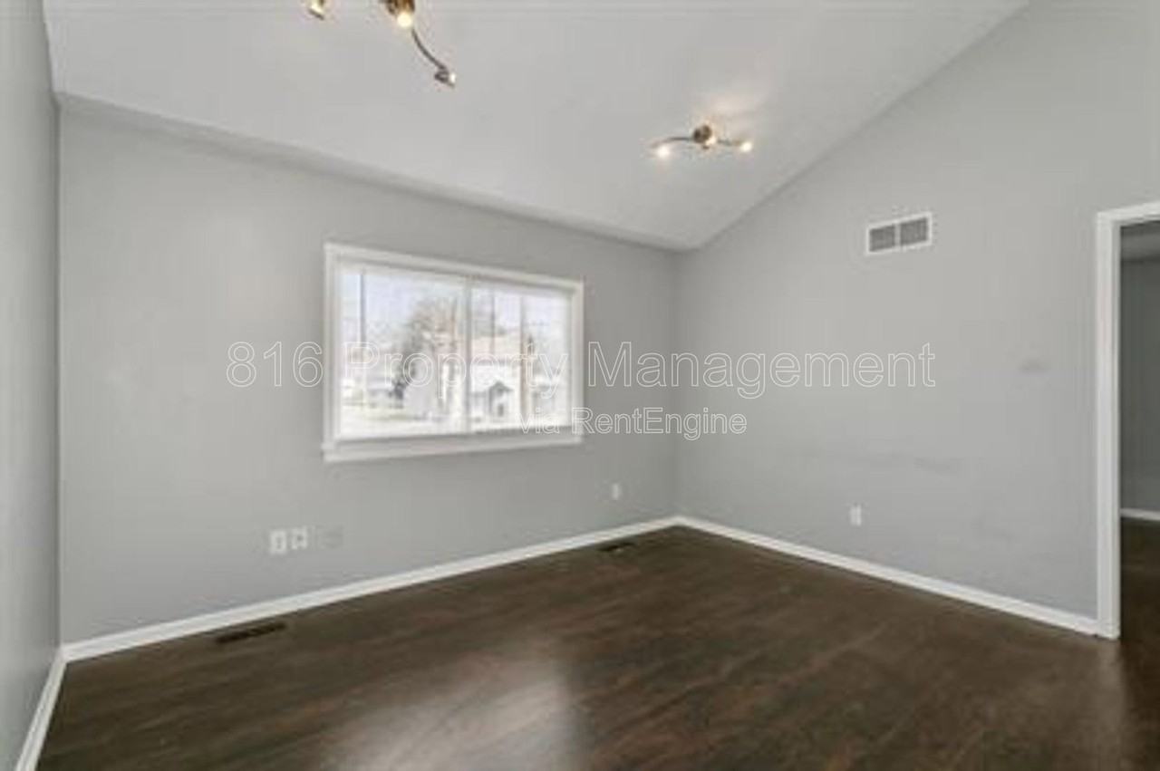 1229 W Hayward Ave #A - Photo 2 of 10