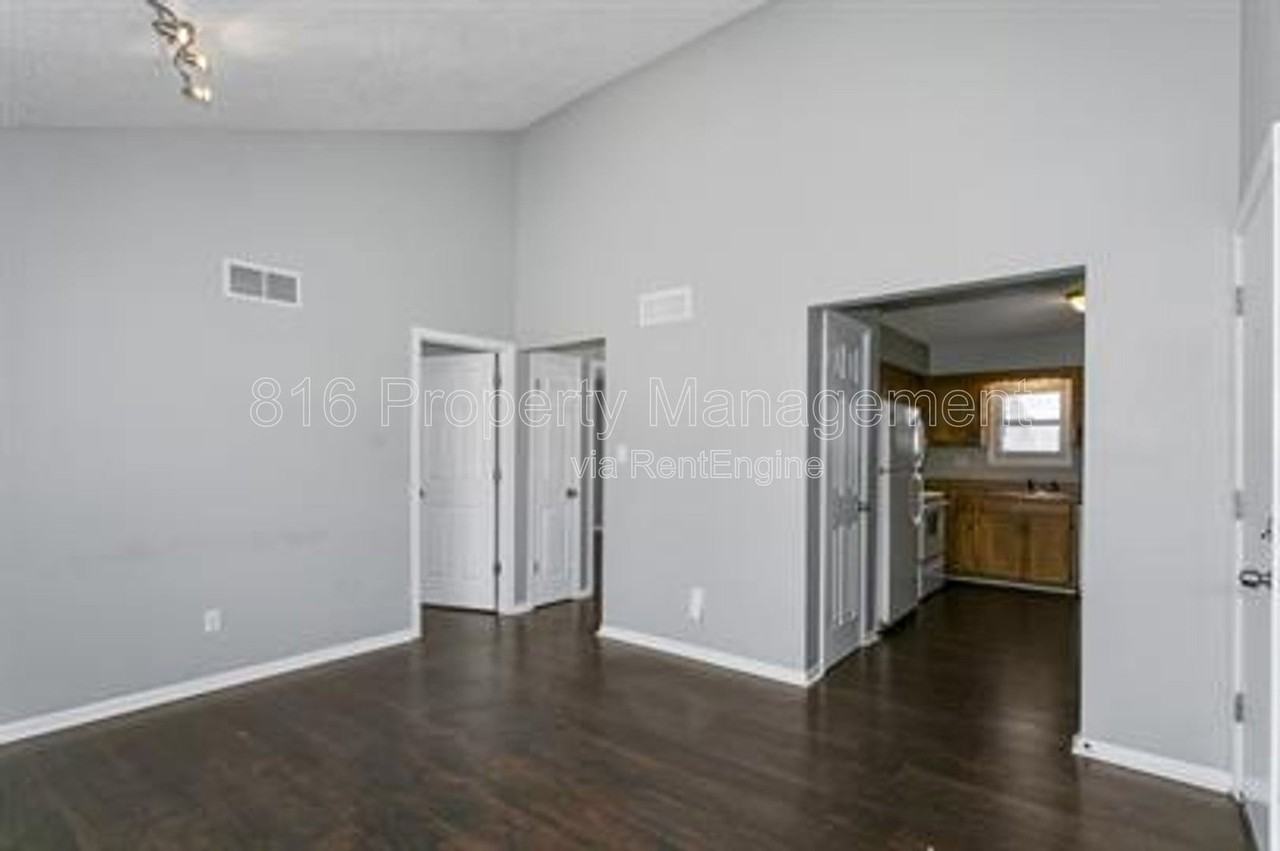 1229 W Hayward Ave #A - Photo 7 of 10