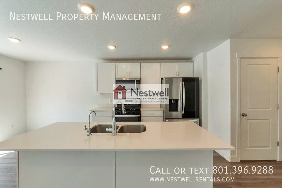 533 N Helmsman Ln - Photo 3 of 30