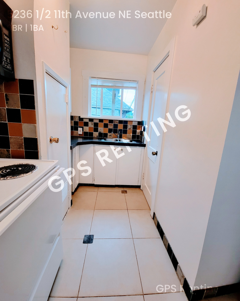 5236 1/2 11th Ave Ne - Photo 7 of 11