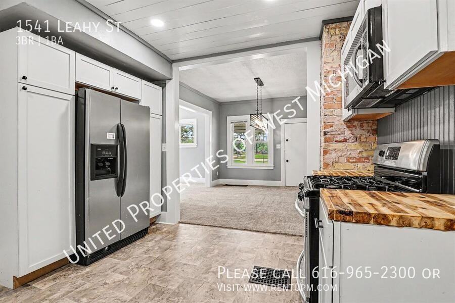 1541 Leahy St - Photo 2 of 19