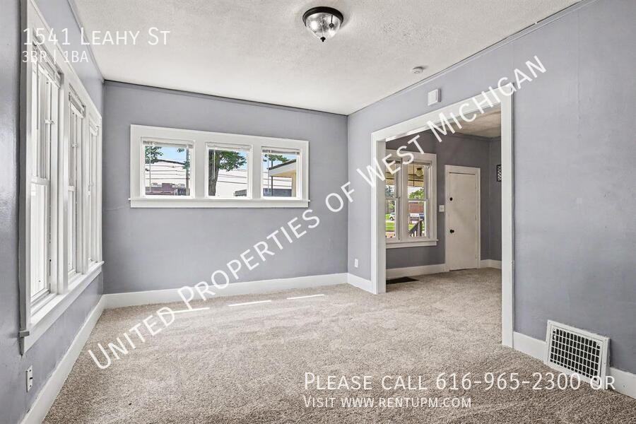 1541 Leahy St - Photo 5 of 19