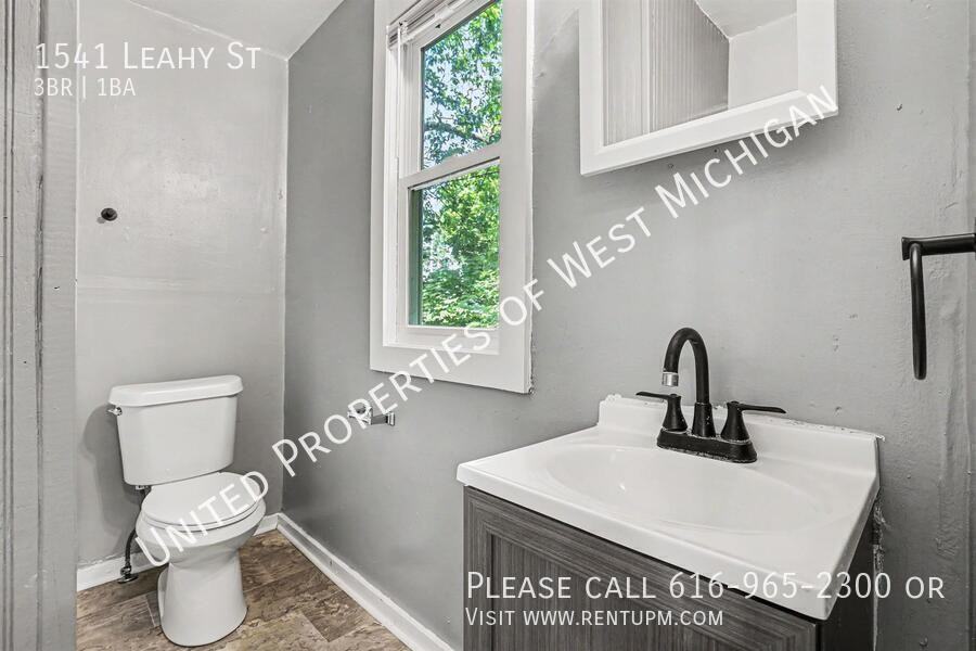 1541 Leahy St - Photo 7 of 19