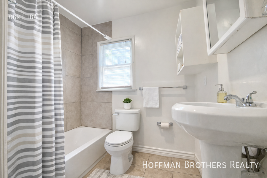 301 N Sycamore Ave #15 - Photo 4 of 6