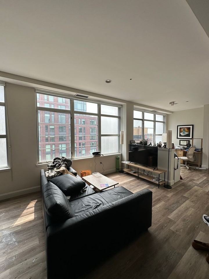 150 E Berkeley St - Photo 2 of 10