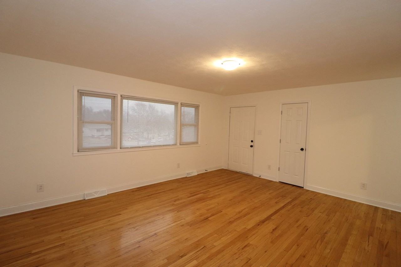 517 Maple St - Photo 4 of 33
