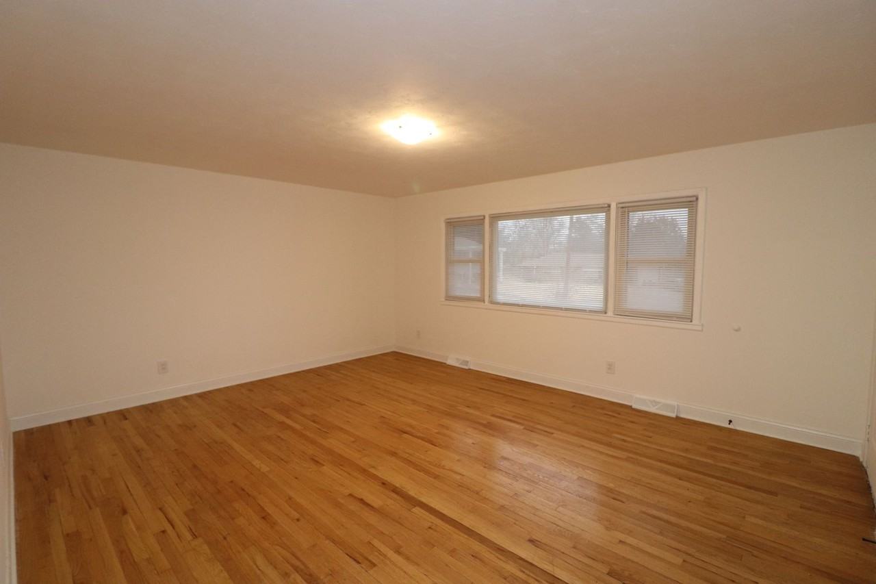 517 Maple St - Photo 5 of 33