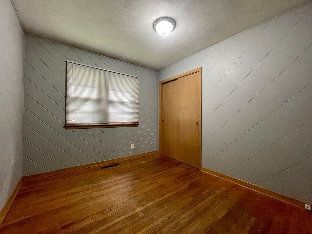 1953 White Bear Ave N - Photo 5 of 7