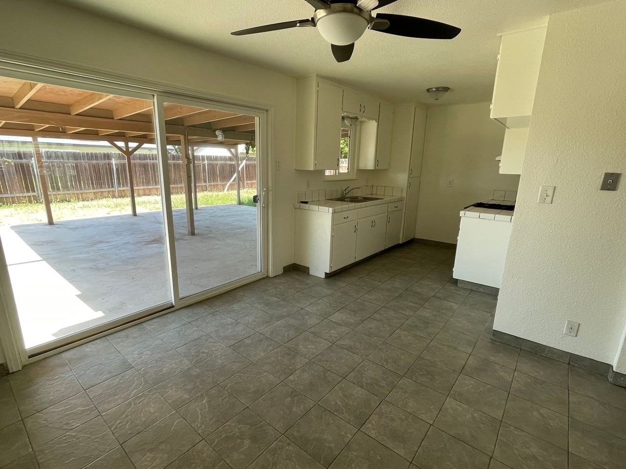 913 Banyan Dr - Photo 2 of 15