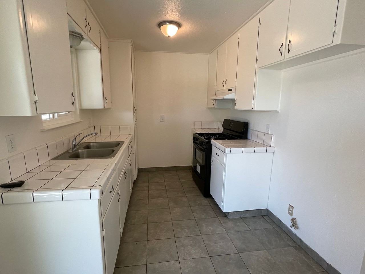913 Banyan Dr - Photo 3 of 15