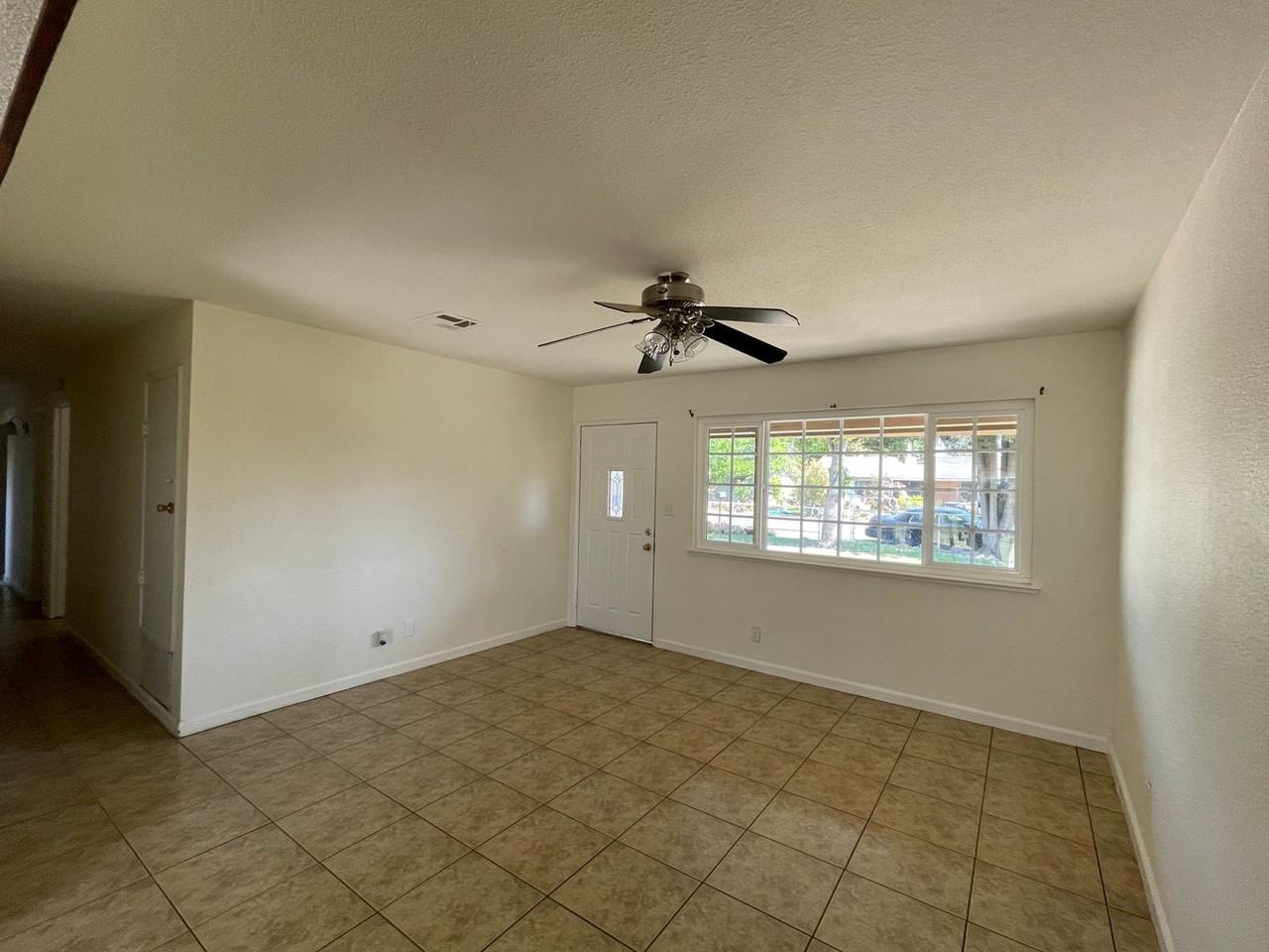 913 Banyan Dr - Photo 4 of 15
