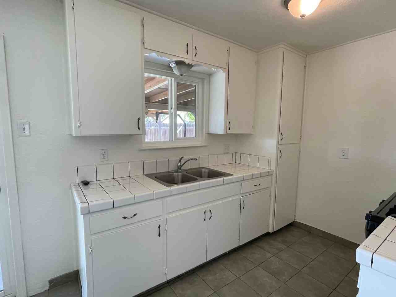 913 Banyan Dr - Photo 6 of 15