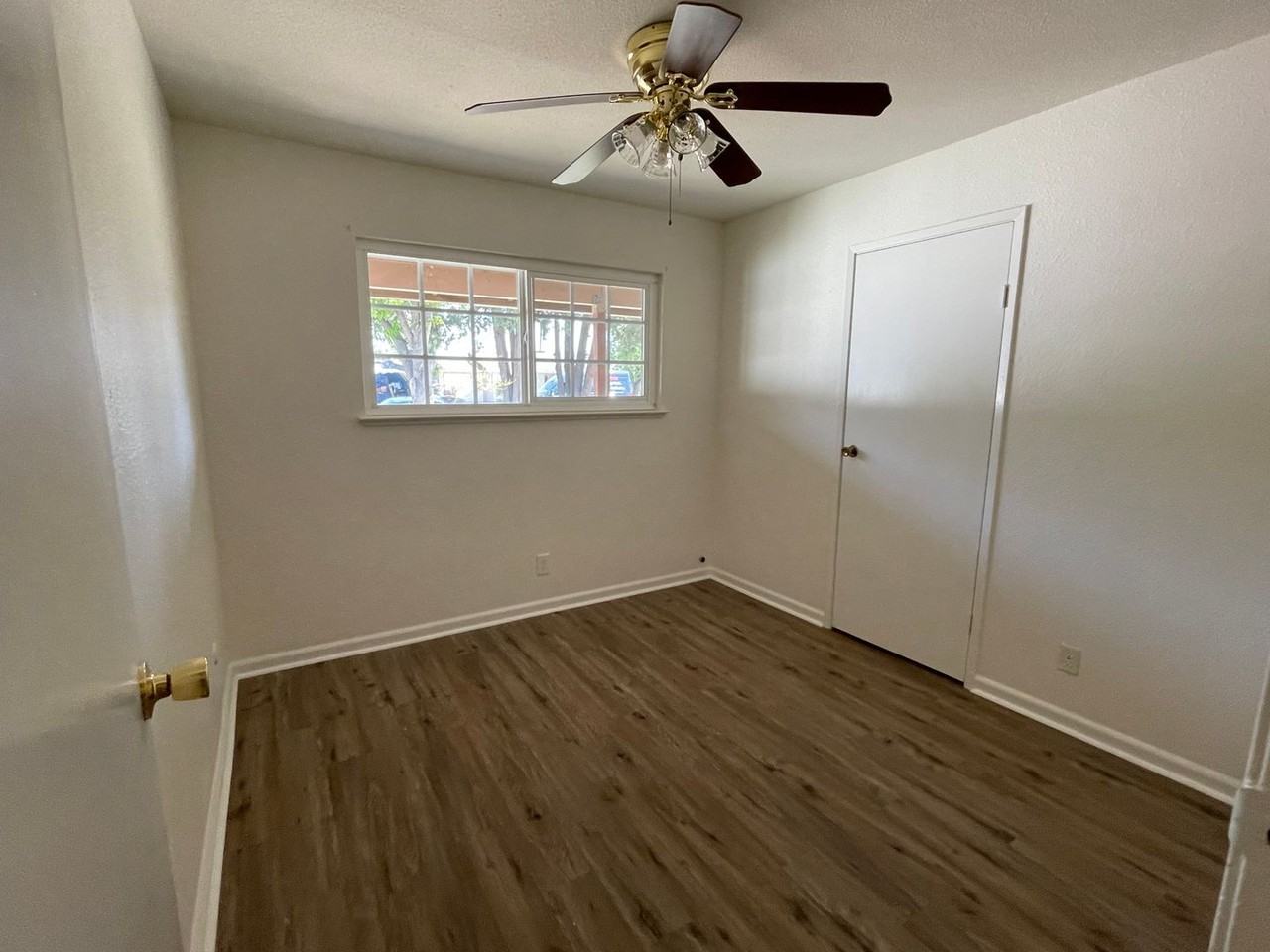 913 Banyan Dr - Photo 7 of 15