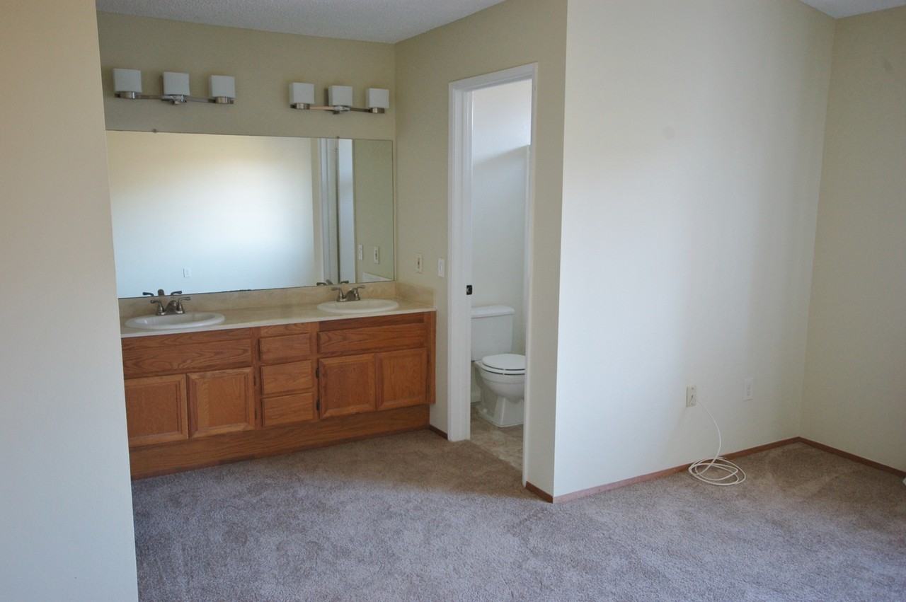 2824 Winthrop Ave - Photo 4 of 11