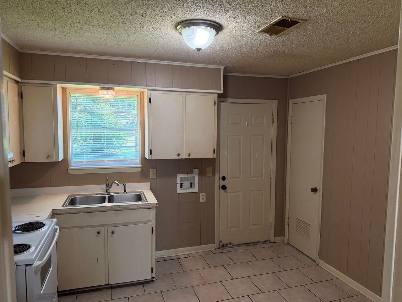 1420 Hardy St - Photo 4 of 7