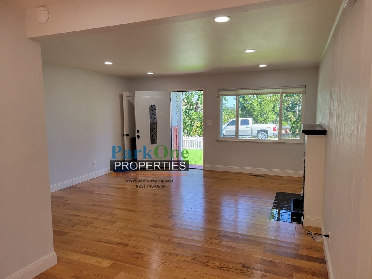 1867 Poplar Dr - Photo 3 of 13