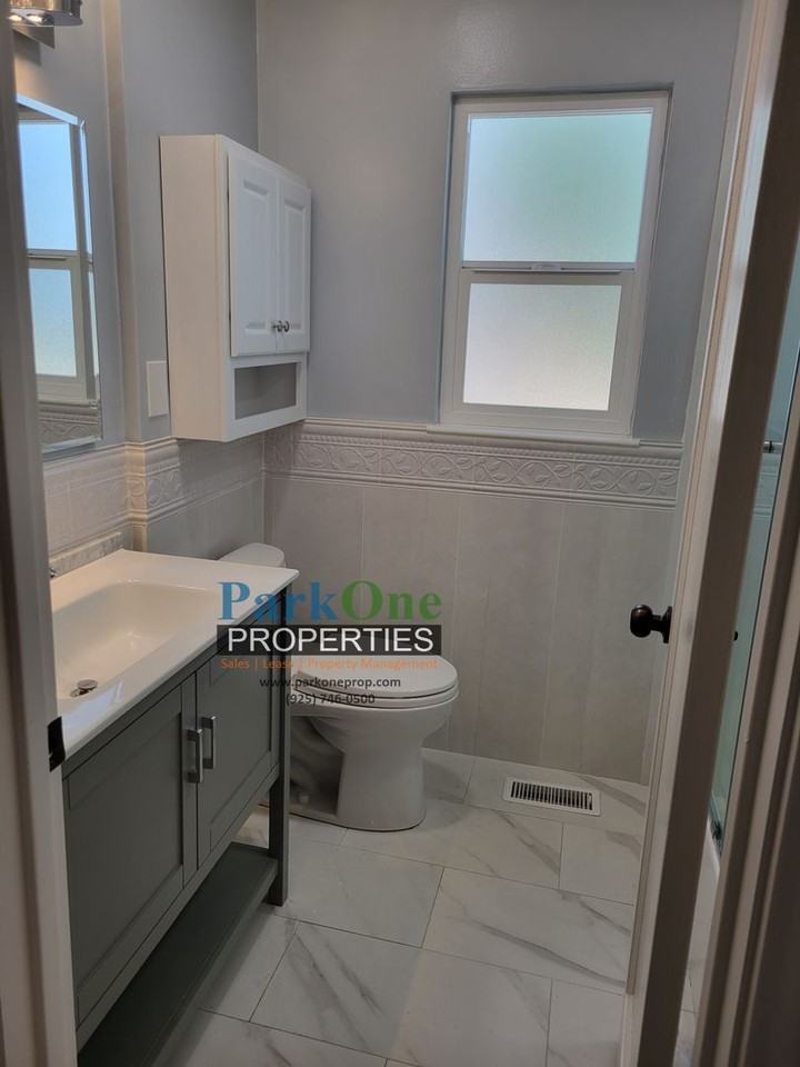1867 Poplar Dr - Photo 7 of 13