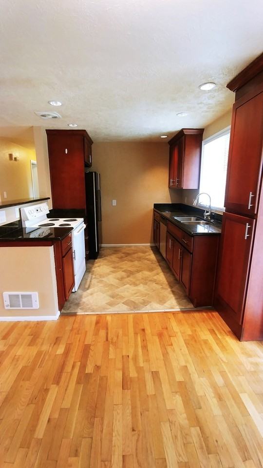 6858 N 11th St - Photo 4 of 18