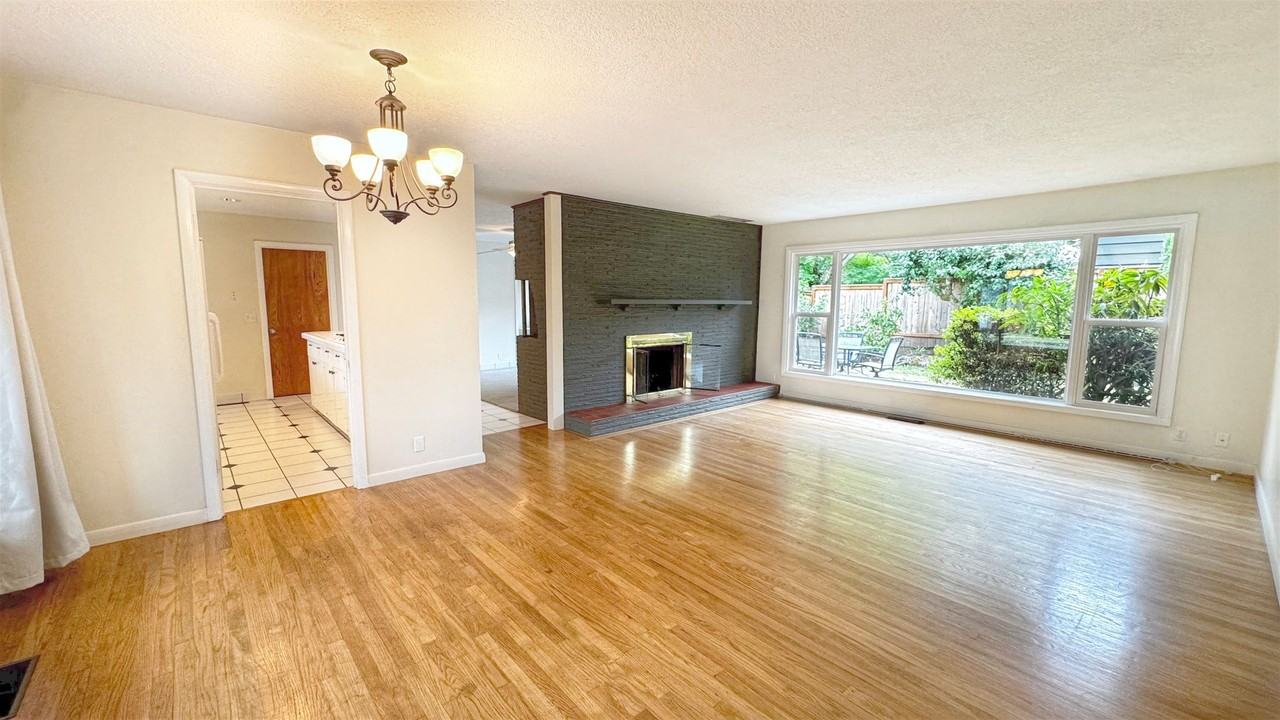 1480 Sw Huntington Ave - Photo 2 of 15