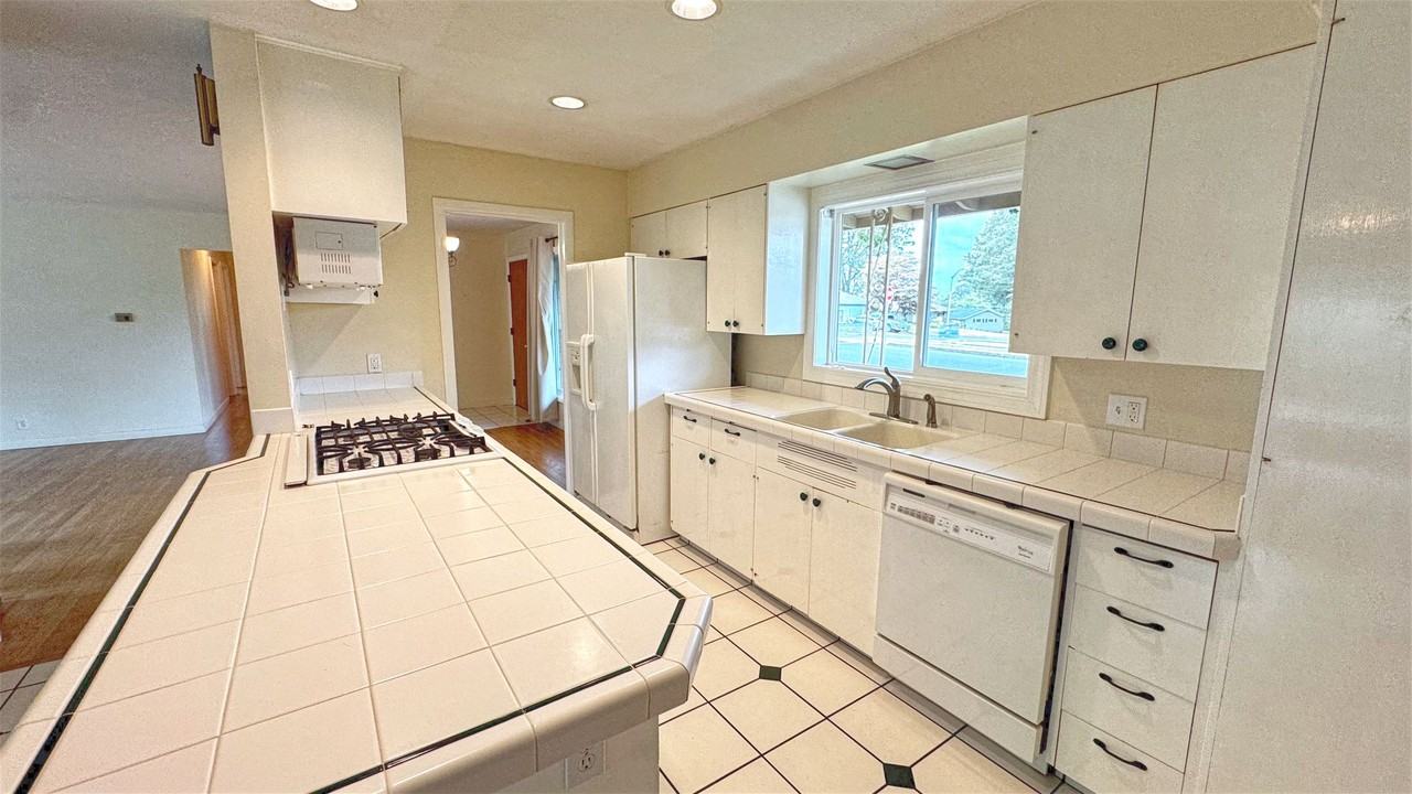 1480 Sw Huntington Ave - Photo 5 of 15