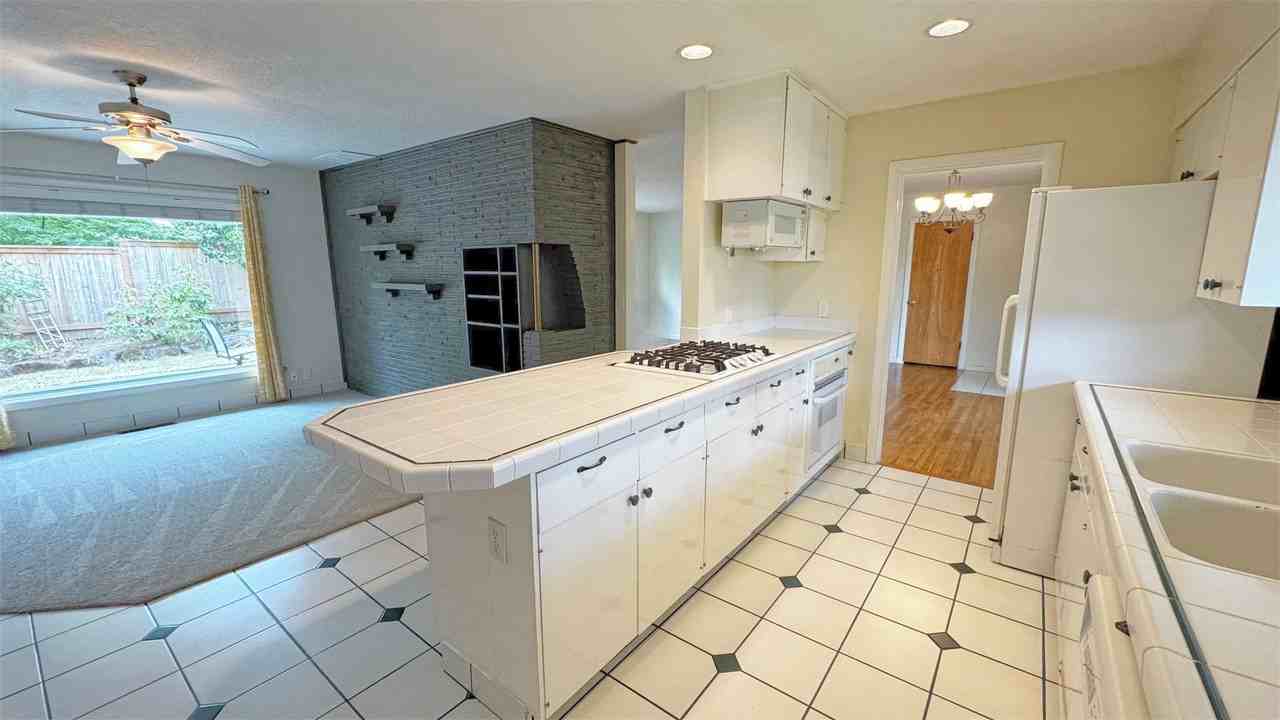 1480 Sw Huntington Ave - Photo 6 of 15