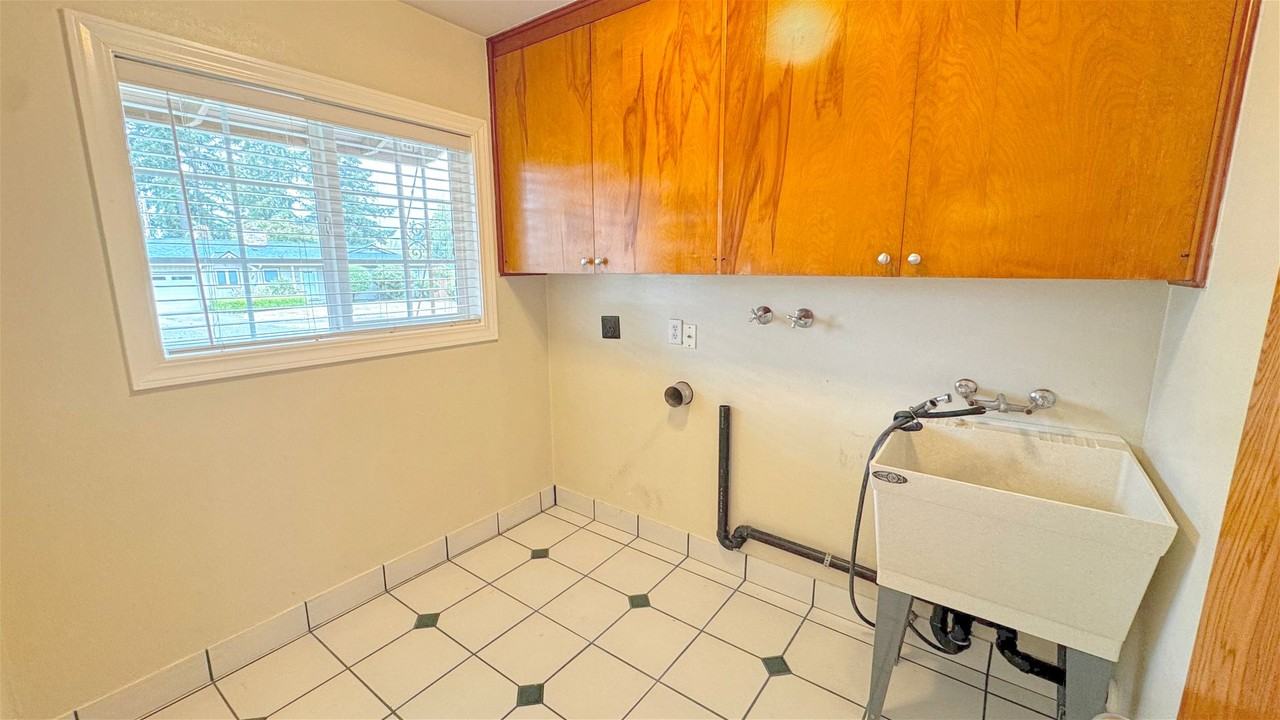 1480 Sw Huntington Ave - Photo 7 of 15