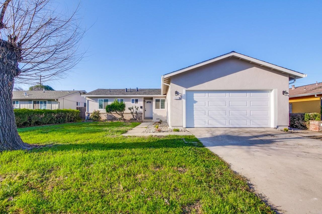 1425 Sunshadow Ln - Photo 2 of 43