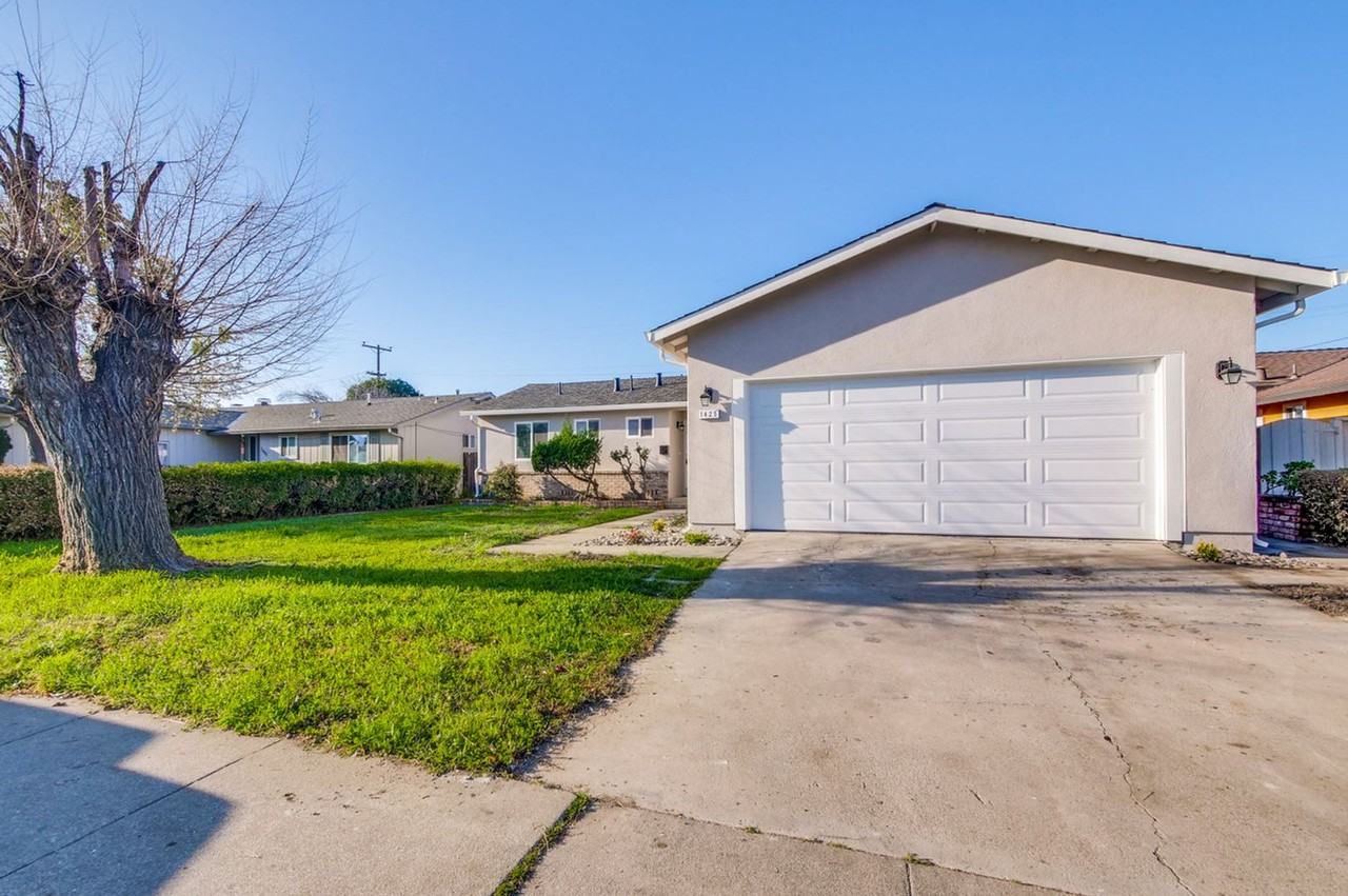 1425 Sunshadow Ln - Photo 3 of 43