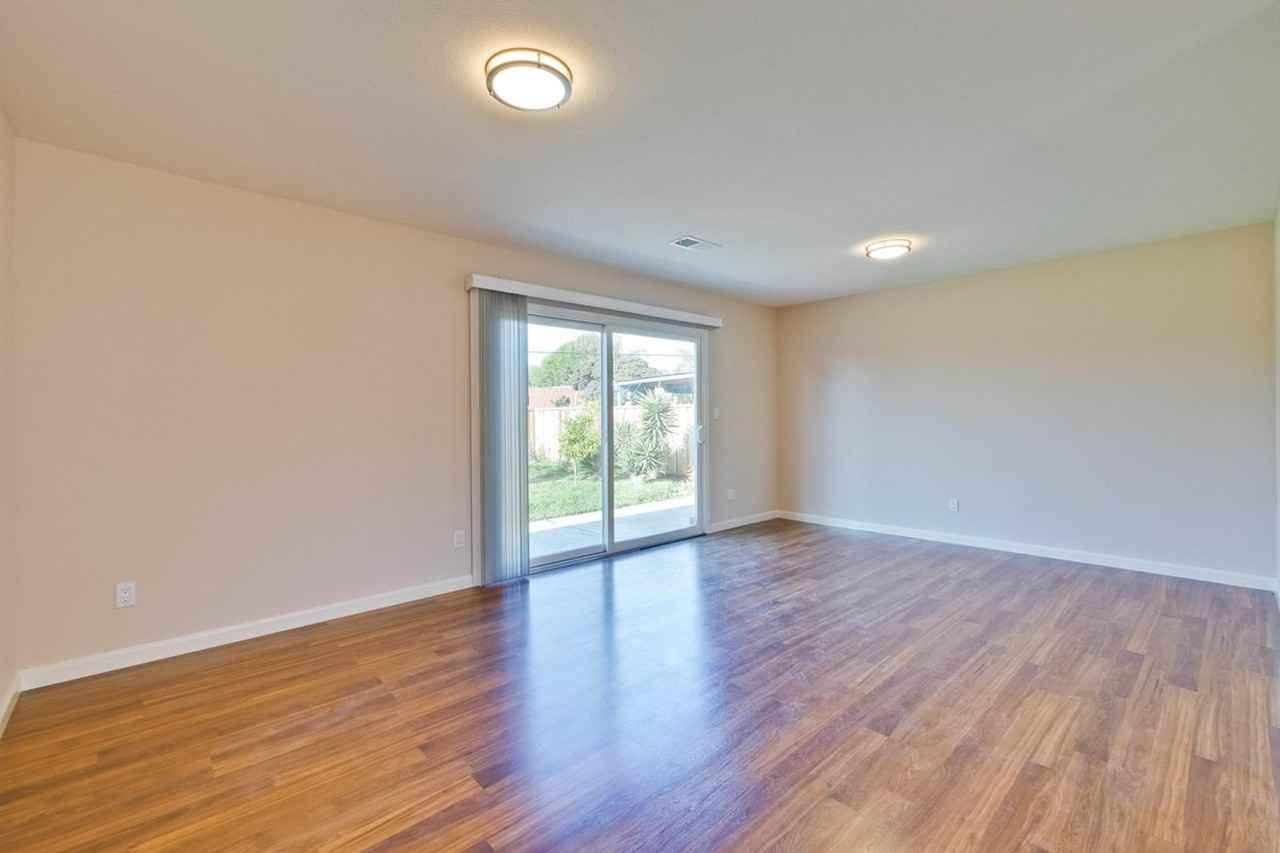 1425 Sunshadow Ln - Photo 6 of 43