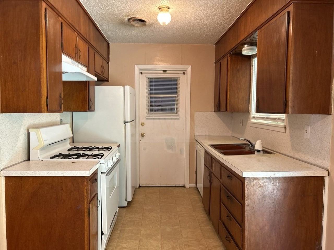 608 S 19th St - Photo 5 of 10