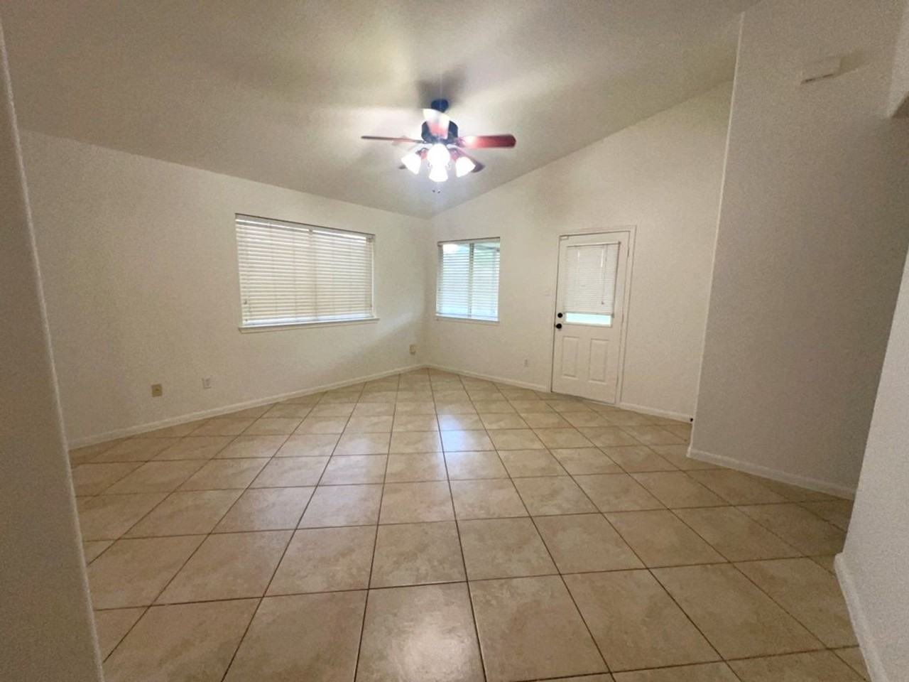 810 Chance Ln - Photo 4 of 23
