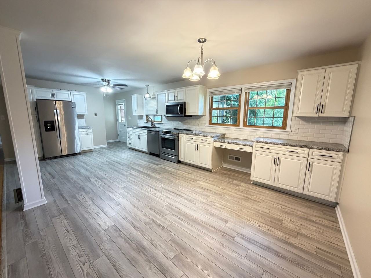 2208 Stephan Ln - Photo 4 of 33