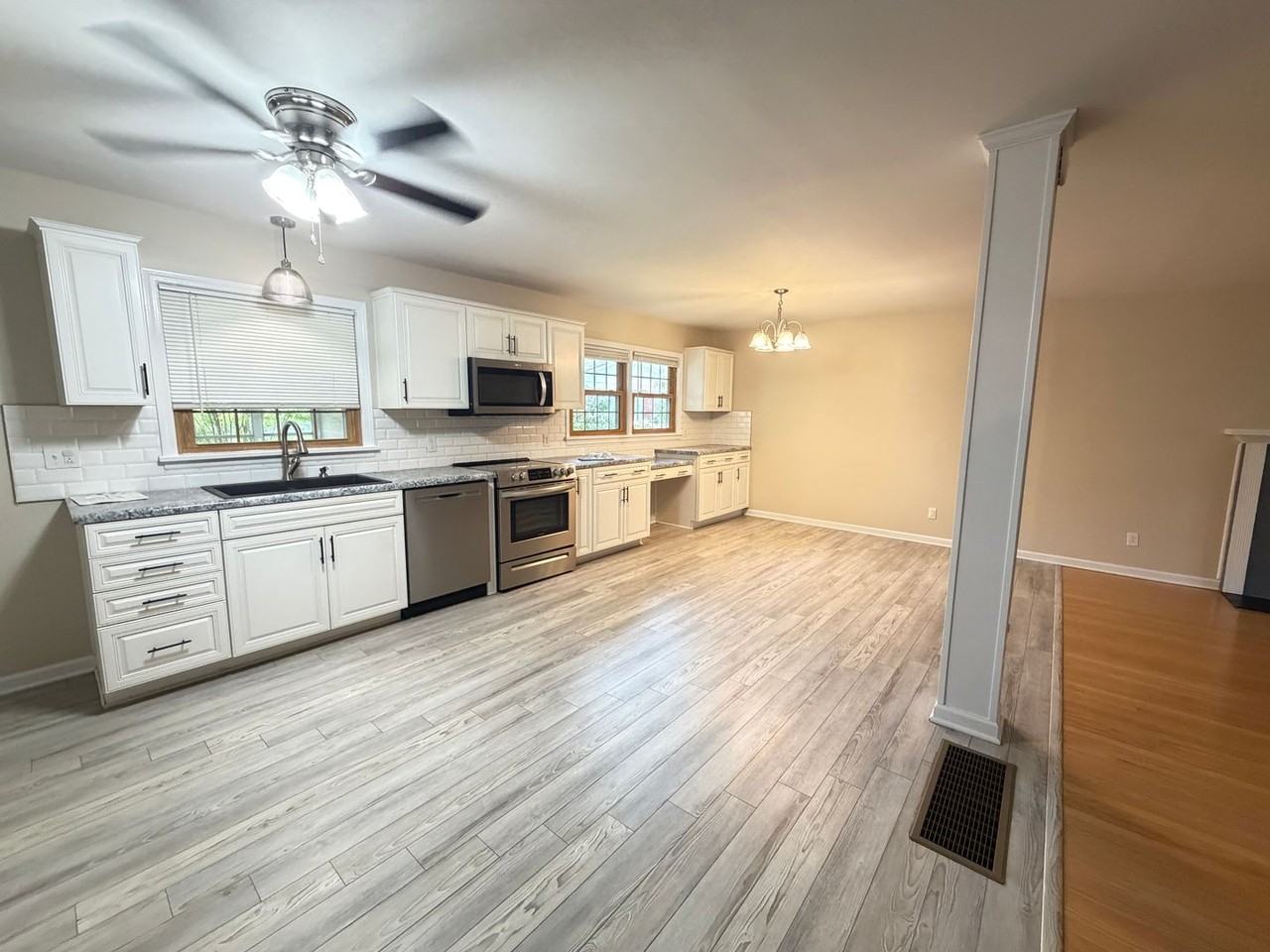 2208 Stephan Ln - Photo 5 of 33