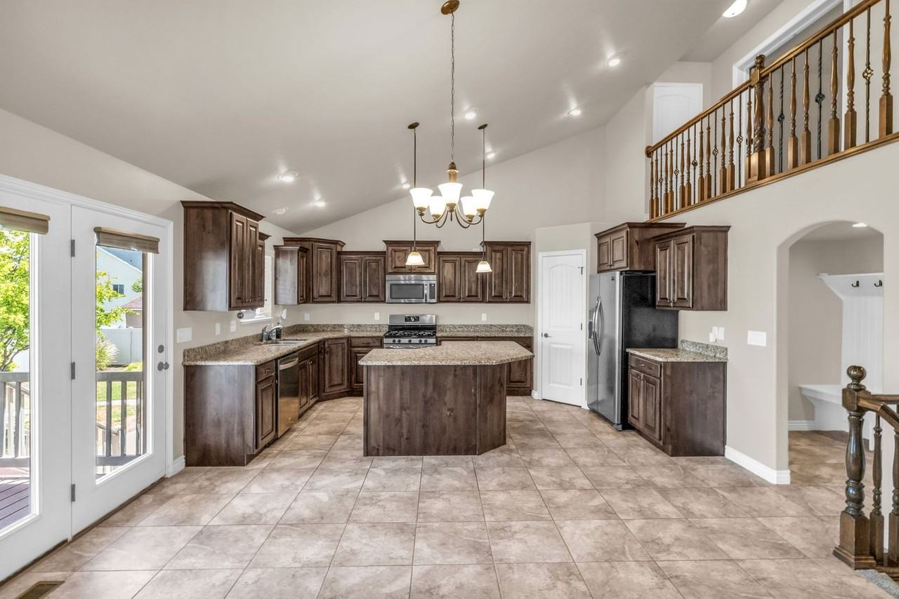 1377 S 4300 W - Photo 6 of 49