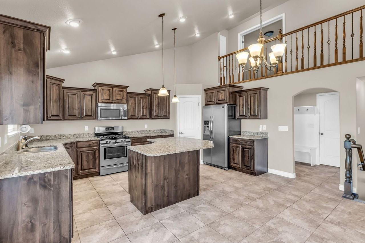 1377 S 4300 W - Photo 7 of 49