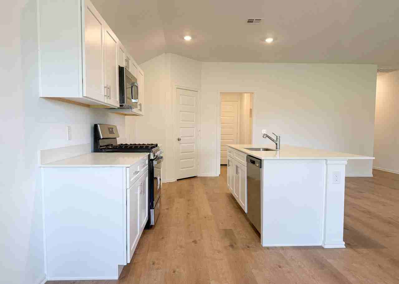 16309 Harvester Dr - Photo 2 of 28