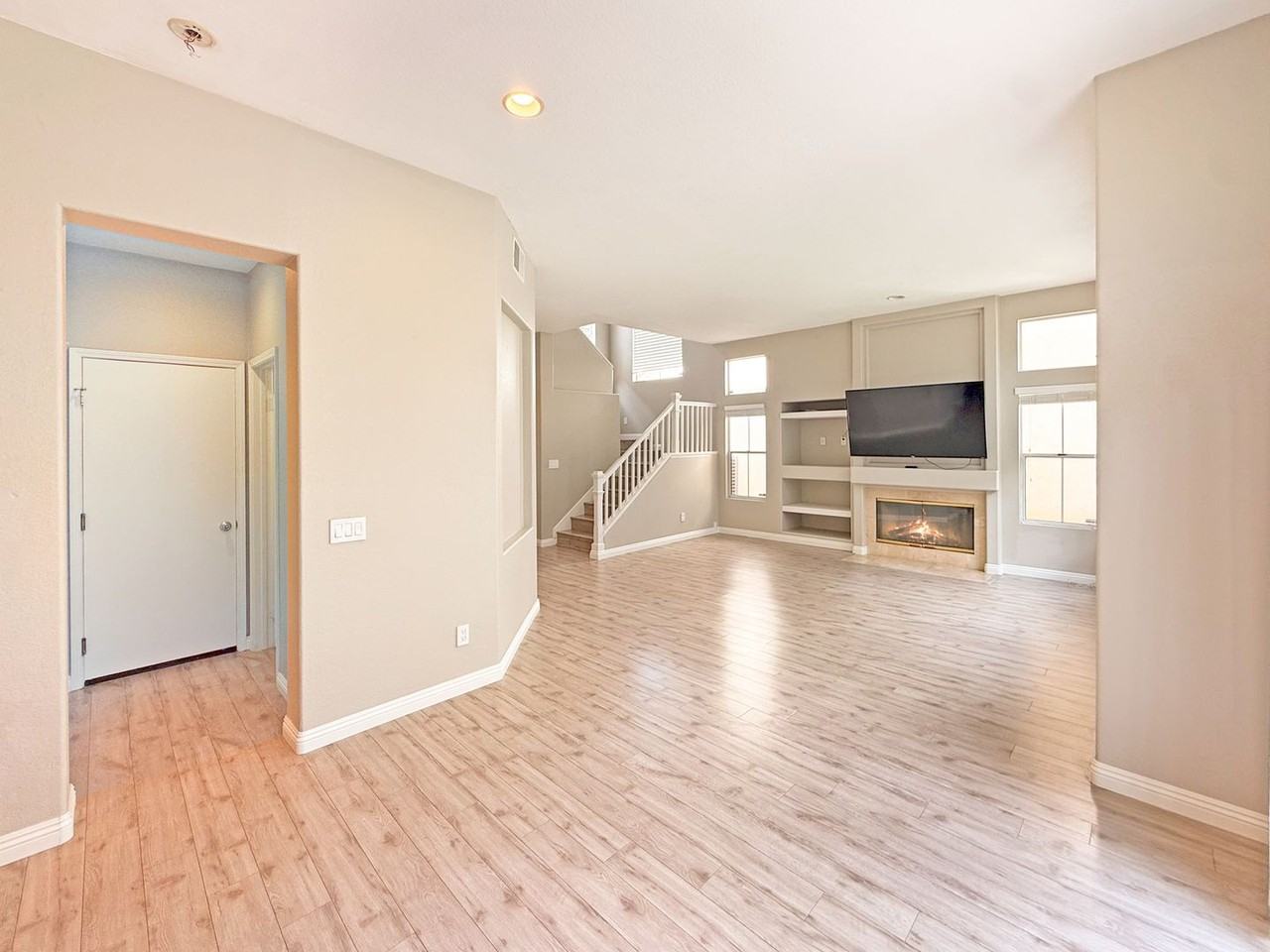5423 Renaissance Ave - Photo 7 of 23