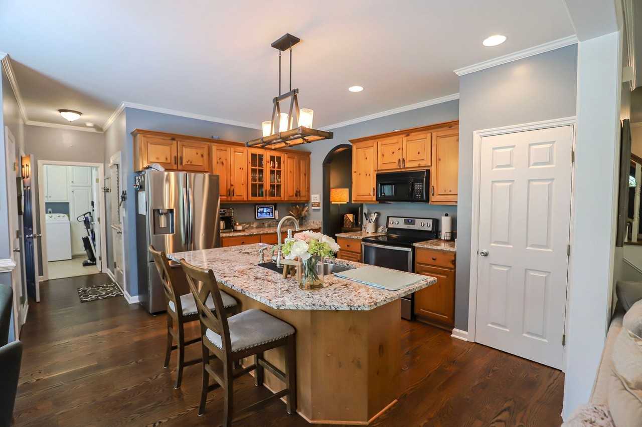 5804 Lanatte Ln - Photo 7 of 34