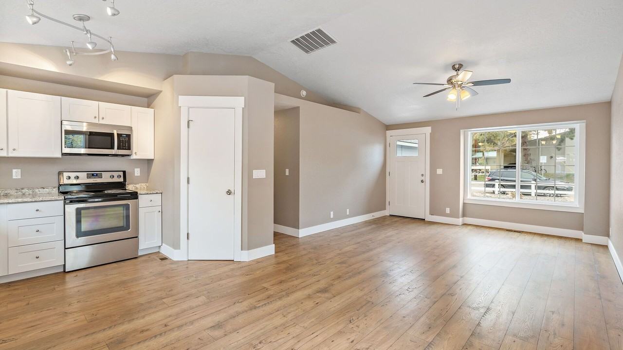 2911 W Pleasanton Ave - Photo 4 of 19