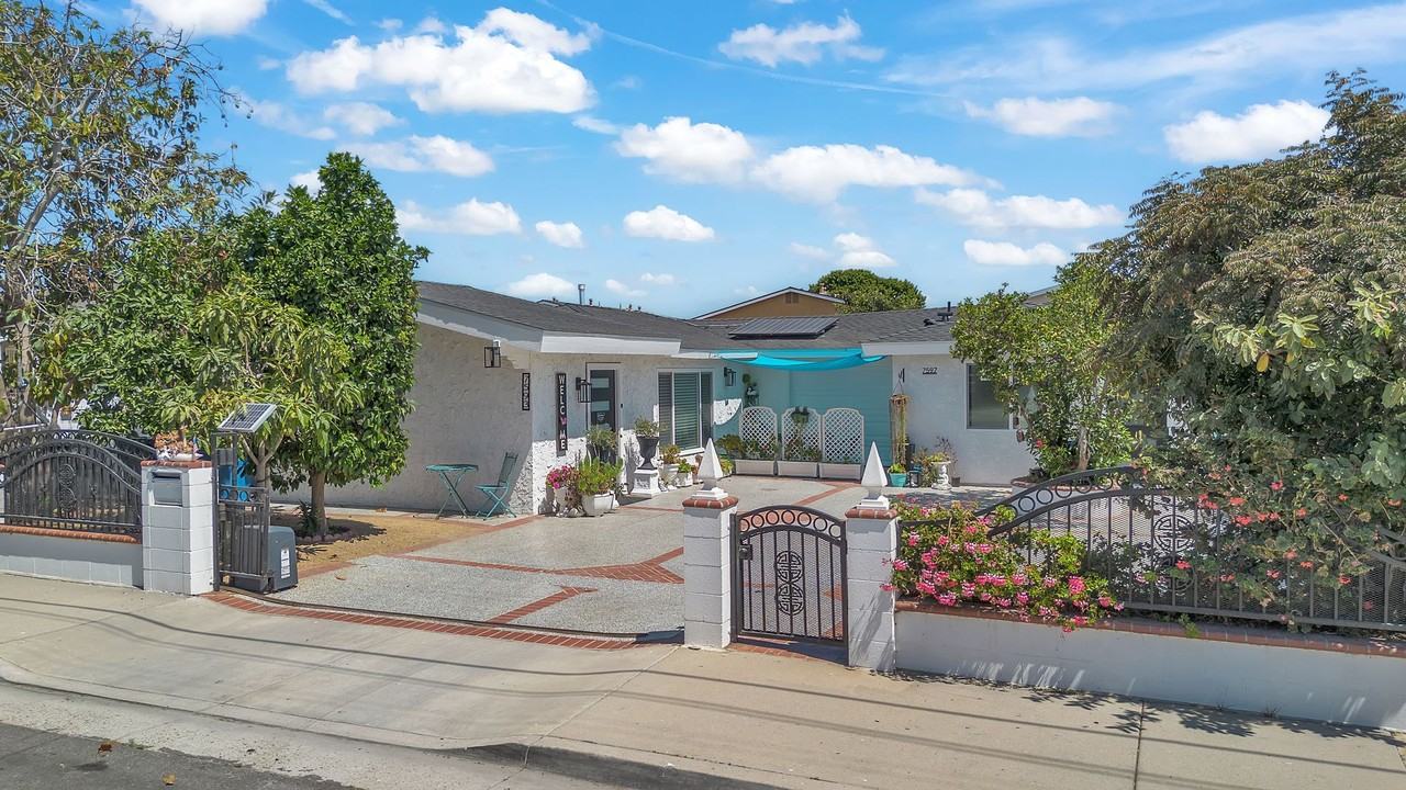 7597 Washington Dr - Photo 3 of 13